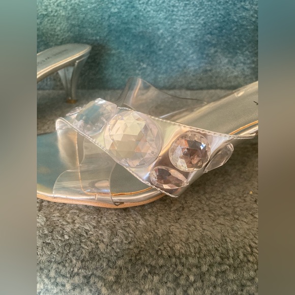 Nine West JEWELED DIVA PUMPS Size 6 1/2 Kitten Heel Silver & Clear 2 1/2” heel - Picture 4 of 9